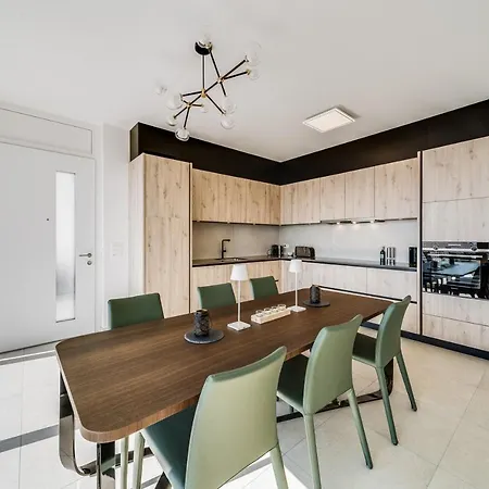 Modern 3bd With Superb & Mountain By Guestlee *